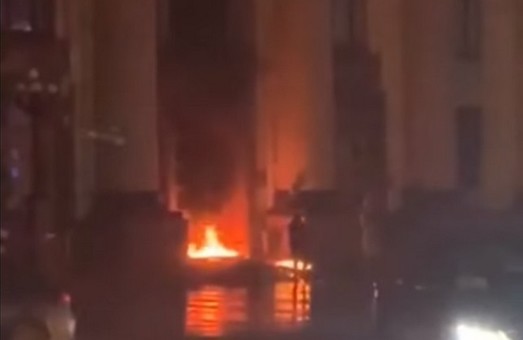 Образився на владу і підпалив ХОДА: що відомо про пожежу в центрі Харкова (ВІДЕО)