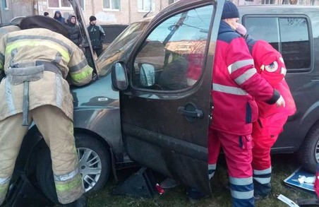У Харкові зіткнулись дві іномарки: рятувальники деблокували з понівеченого автомобіля постраждалого (ФОТО)