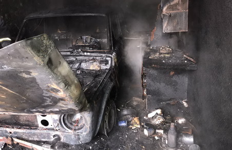 У Харкові рятувальники ліквідували пожежу у гаражному кооперативі