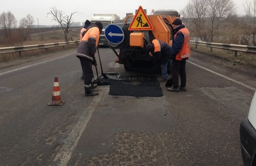 На Харківщині триває аварійний ямковий ремонт на дорогах державного значення (ФОТО)