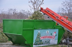 У Харкові комунальники утилізують новорічні ялинки (ФОТО)