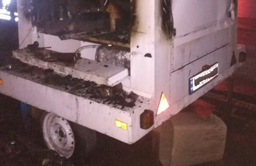 В центрі Харкова рятувальники загасили палаючий кавовий причіп
