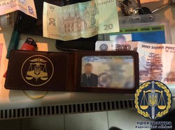 На пункті пропуску «Гоптівка» затримано інспектора митного поста на отриманні хабаря (ФОТО, ВІДЕО)