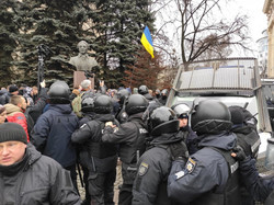 У центрі Харкова любителів «руського миру» зустріли активісти: поліція охороняє будівлю ХОДА (ФОТО, ВІДЕО)