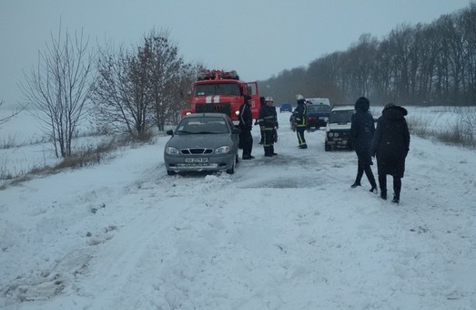 Харківські рятувальники витягли зі снігових наметів три автівки (ФОТО)