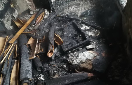 При пожежі в покинутому будинку на площі Героїв небесної Сотні загинув чоловік (ФОТО)