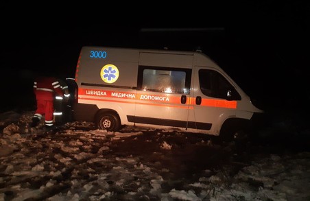 Під Харковом рятувальники допомогли відбуксирувати автомобіль швидкої медичної допомоги з кювету
