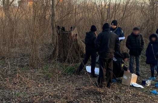 Поліцейські затримали двох зловмисників за скоєння жорстокого вбивства жінки у Харкові (ВІДЕО)