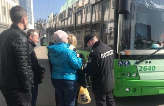 Працююче кафе, торгівля непродовольчими товарами, перевищення кількості пасажирів в маршрутках: як порушують карантин в Харкові