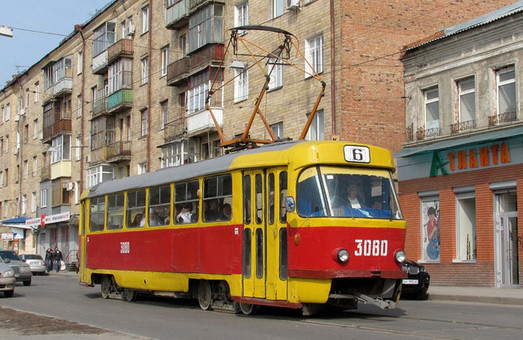 У Кернеса відмовились зупиняти громадський транспорт у Харкові