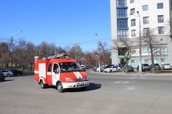 Харківські рятувальники через гучномовний зв'язок попереджають людей про необхідність дотримуватися умов карантину