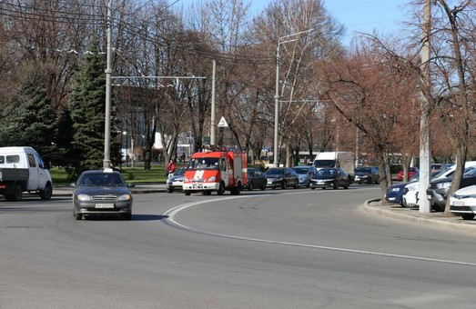 Харківські рятувальники через гучномовний зв'язок попереджають людей про необхідність дотримуватися умов карантину