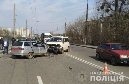 У лобовому зіткненні двох автівок в Харкові загинули люди (ФОТО)