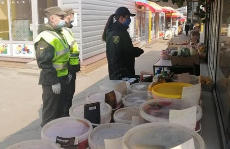 Харківська поліція шукає порушників карантинних заходів на міських ринках (ФОТО)