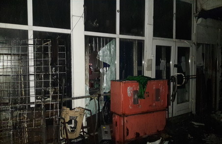 Як рятувальники ліквідували пожежу у торгівельному центрі «Барабашово» (ФОТО)