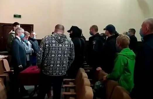 Група псевдоАТОвців влаштувала бійку на сесії Старосалтівської селищної ради на Харківщині