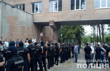 Сутички біля лікарні для чорнобильців: постраждали двоє поліцейських (ФОТО)