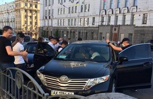 «Проводяться слідчі дії»: біля мерії правоохоронці обшукали машину Нехорошкова (ФОТО)