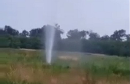 Порив водопроводу біля Лозової: хто заплатить за втрату води (ВІДЕО)