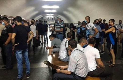 Машиністи Харківського метрополітену вийшли на акцію з приводу зарплати (ФОТО)