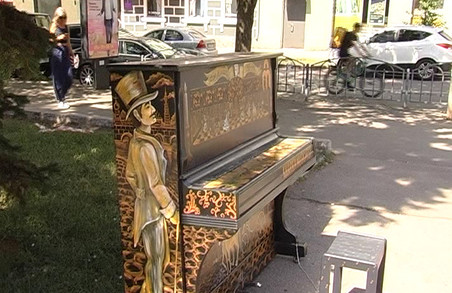 У Харкові виявили роялі в кущах (відео)