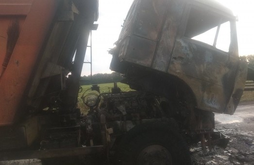 На Харківщині запалала вантажівка з зерном