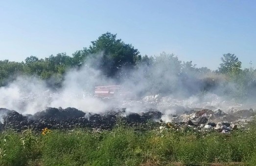 На Харківщині вже 15 годин ніяк не загасять смітник