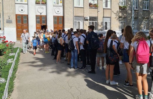«Жага знань»: у Харкові діти стоять у довжелезних чергах на вході до шкіл