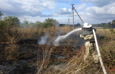 Харківські рятувальники ліквідували пожежу на відкритій території (ФОТО)