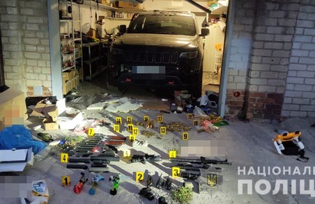 У гаражі чоловіка, який вчинив самогубство, знайшли арсенал зброї  - поліція