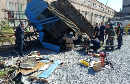 У Харкові рятувальники надали допомогу постраждалому крановику (ФОТО)
