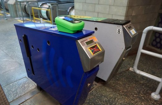 У Харківському метрополітені презентували систему оплати проїзду банківськими картами