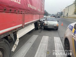 У Харкові вантажівка зіткнулась з двома легковиками та врізалася у світлофор: є постраждалі (ФОТО)