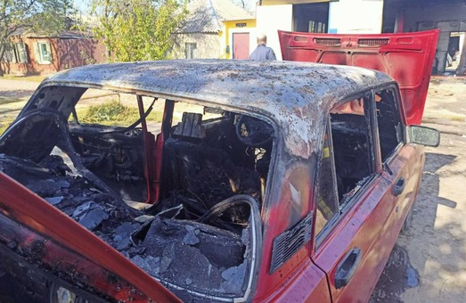 В Харкові рятувальники ліквідували пожежу у автівці, що стояла в гаражі (ФОТО)
