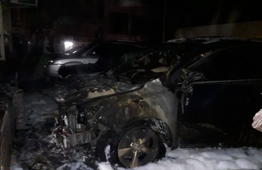 У Лозовій на парковці поблизу житлової багатоповерхівки спалили авто кандидата у мери (ФОТО)