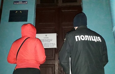 На Харківщині спостерігачку ОПОРИ, яка зафіксувала заповнення протоколу олівцем, видалили з дільниці та заблокували у приміщенні