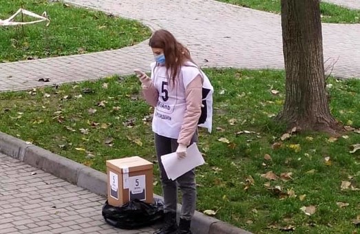 У партії «Слуга Народу» оприлюднили попередні результати сумнівного опитування від Президента