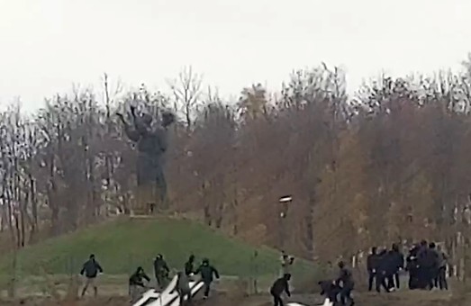Нацкорпус демонтував напис біля пам'ятника жертвам Голодомору в Харкові (ВІДЕО)