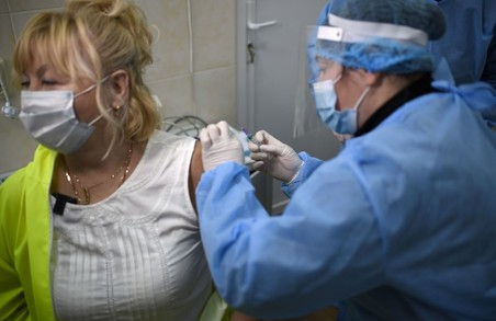 В Україні протягом минулої доби від COVID-19 вакцинували більше 15,5 тисяч осіб
