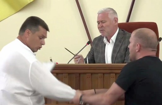 На сесії Харківської міськради Терехов ледь не побився зі скандальним депутатом (ВІДЕО)
