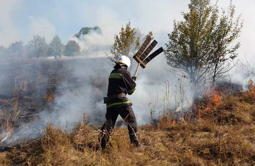 Мешканців Слобожанщини просять не спалювати суху траву та сміття