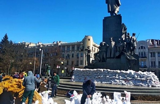 У Харкові рятують пам'ятник Шевченку від обстрілів (відео)