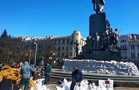У Харкові рятують пам'ятник Шевченку від обстрілів (відео)