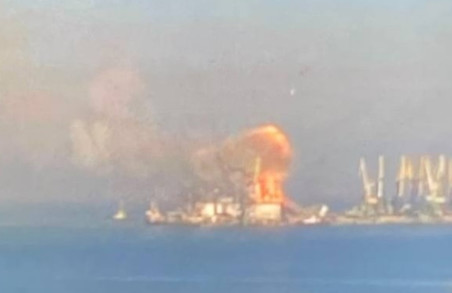 Українські військові знищили рашистський корабель "Орськ" у порту Бердянська