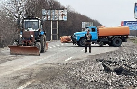 Харківські комунальники допомагають розчищати дорогу в напрямку Чугуєва