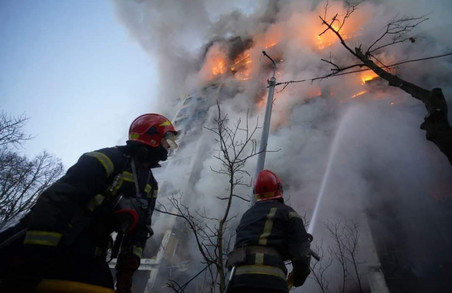 Через обстріли рашистів на Харківщині рятувальники за добу майже 30 раз виїздили на гасіння пожеж