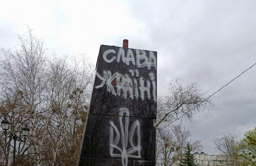 У Харкові силами українських військових нарешті демонтували бюст горезвісного маршала