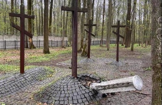 Жертв тоталітаризму розстріляли втретє: рашисти зруйнували польський меморіал у Харкові