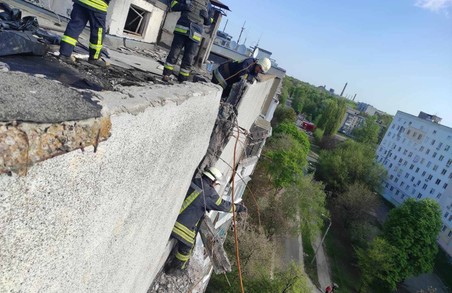 Рятувальники Харкова розбирали завали в районі ХТЗ (ФОТО)