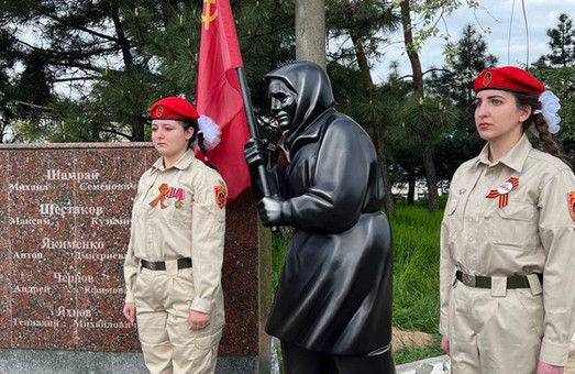 Жертва пропаганди: «бабцю з червоним прапором» знайшли у Харкові (ВІДЕО)